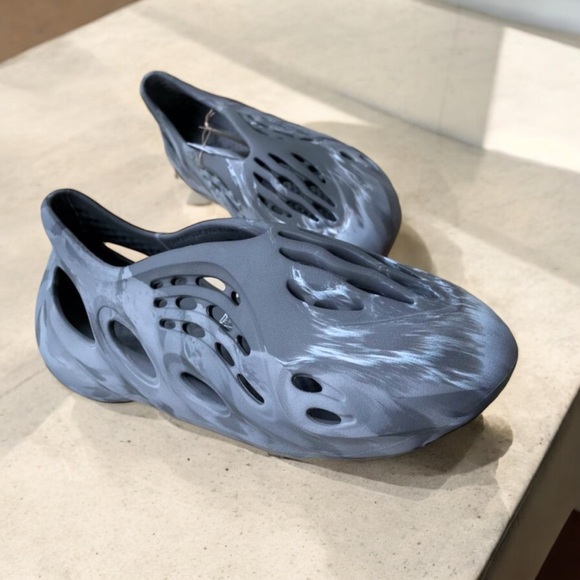 NWT Men’s adidas Yeezy Foam Granite Runner’s - Picture 9 of 16